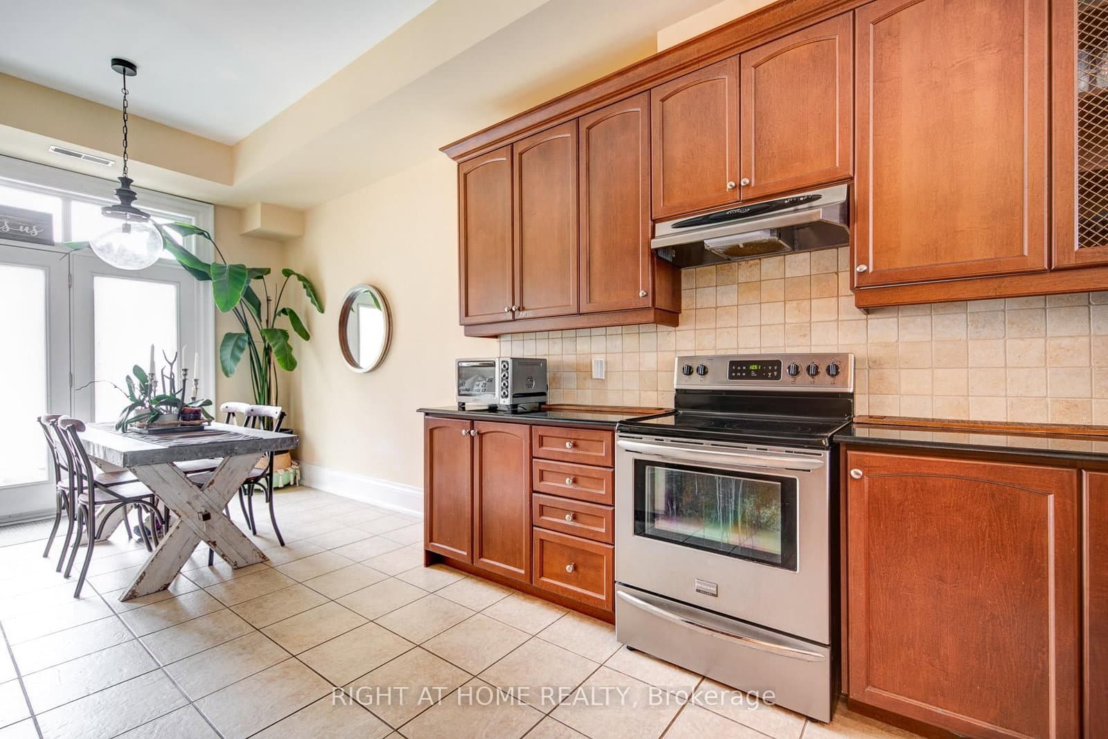 120 BRONTE Road, Unit 10 thumbnail 17