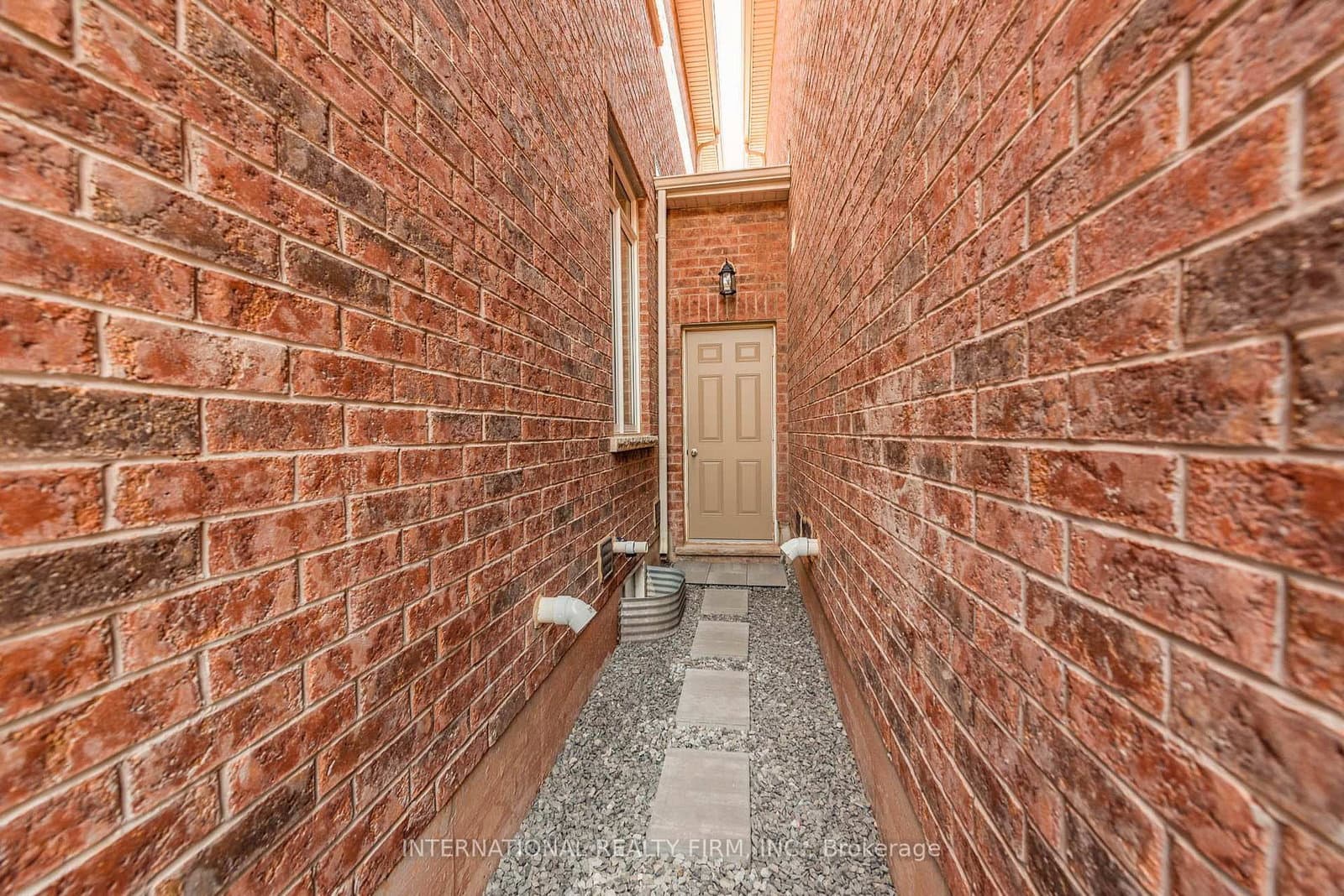 99 Huguenot Road thumbnail 37