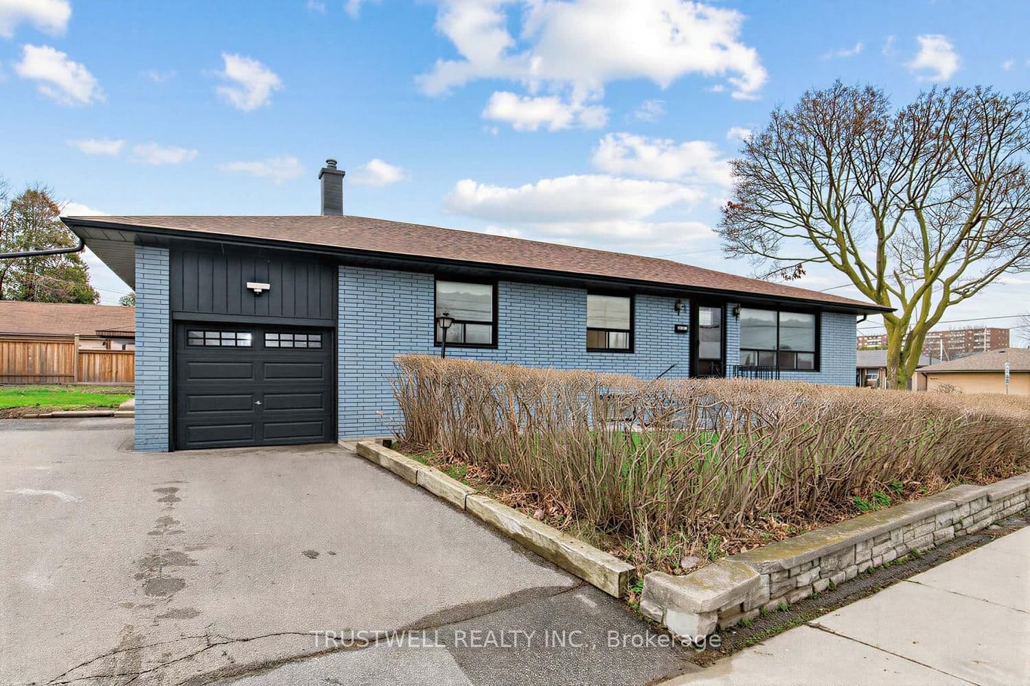 2 Del Ria Drive - Image 1