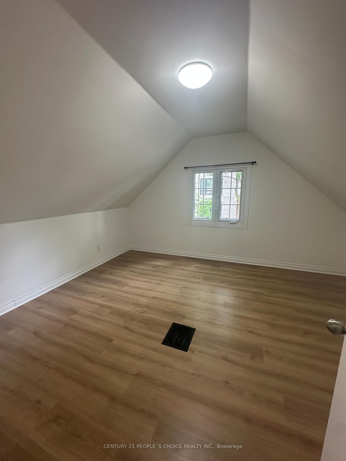 98 Chambers Avenue thumbnail 11