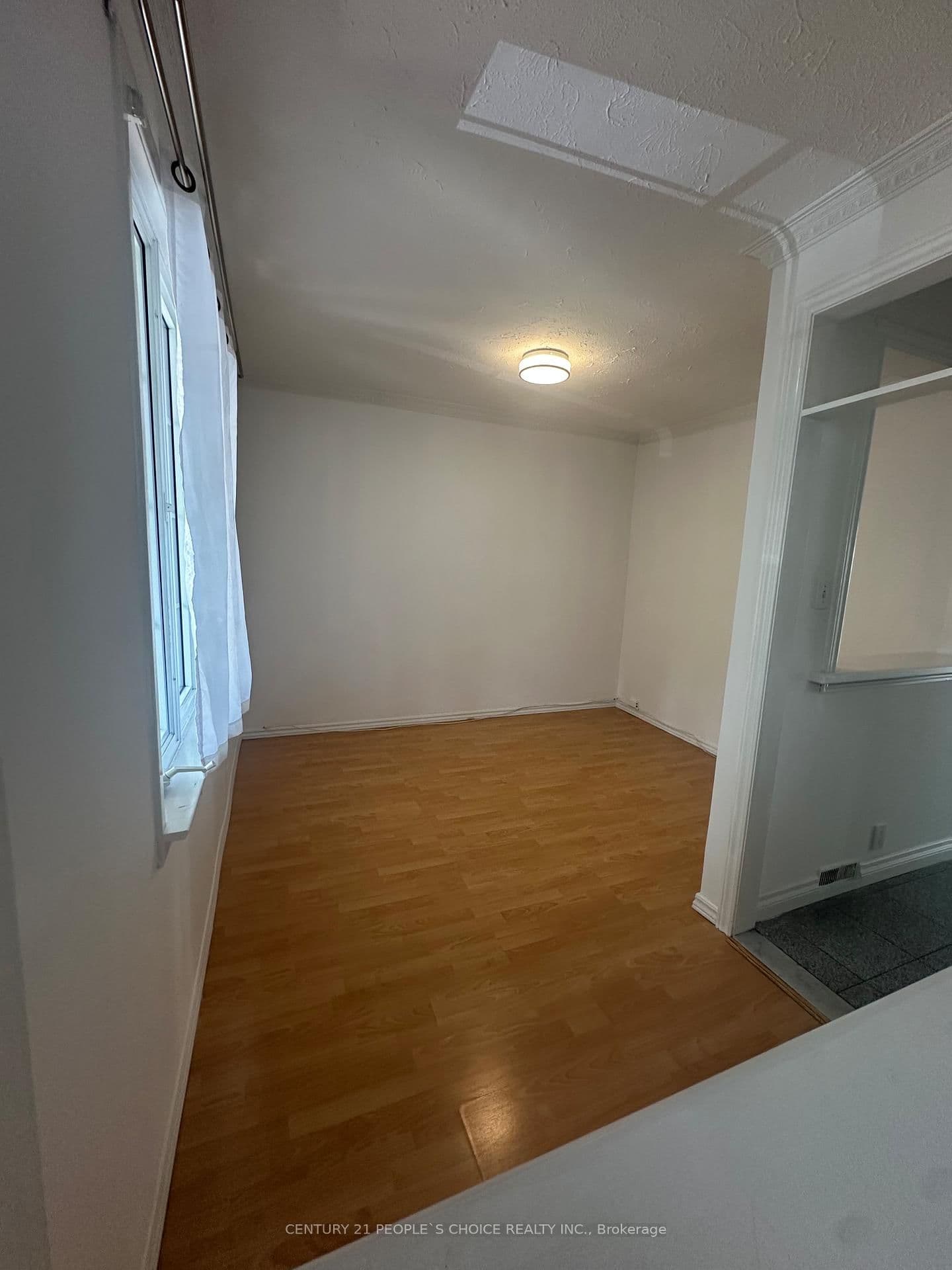 98 Chambers Avenue thumbnail 3