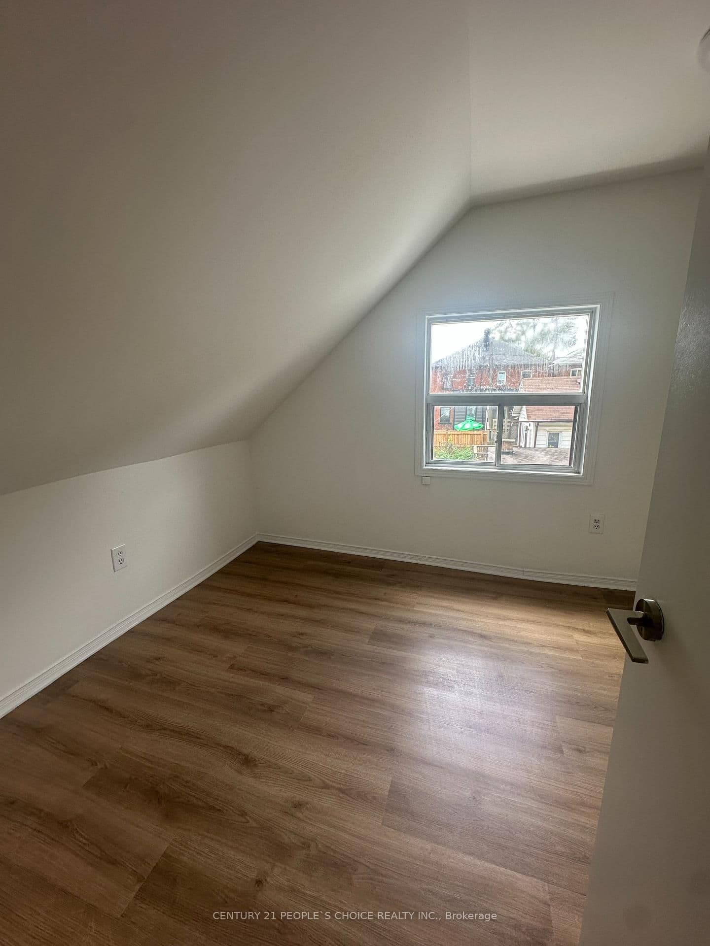 98 Chambers Avenue thumbnail 9