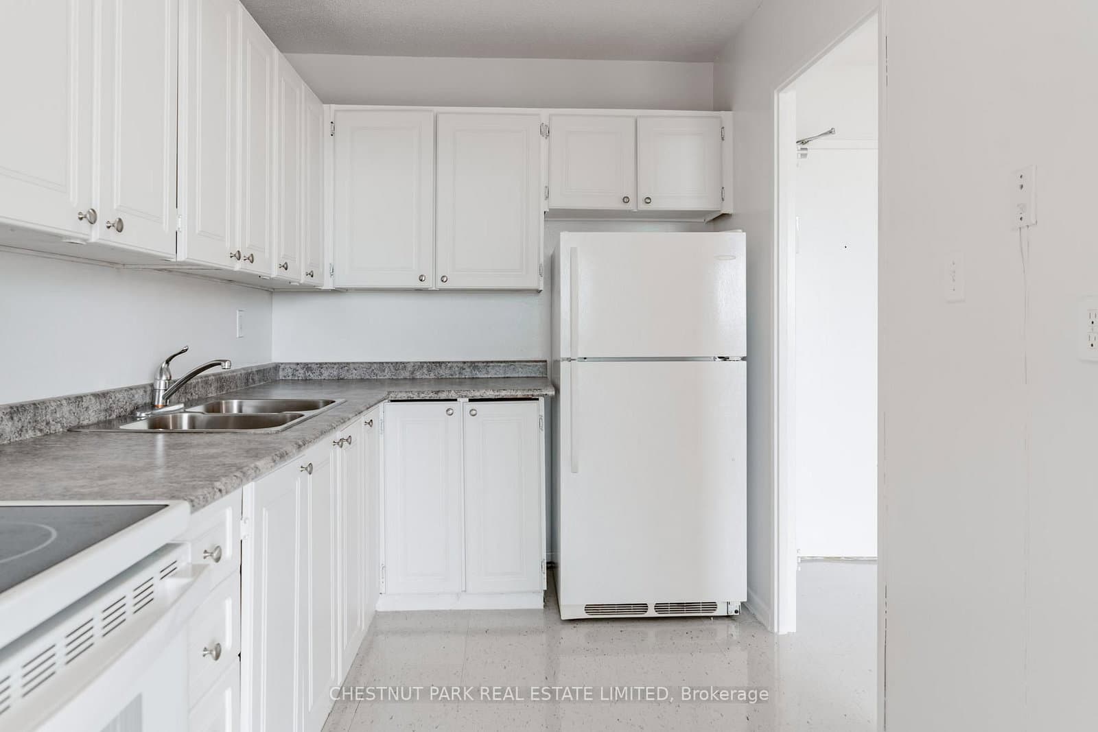 150 Lakeshore Road W, Unit 1412 thumbnail 19