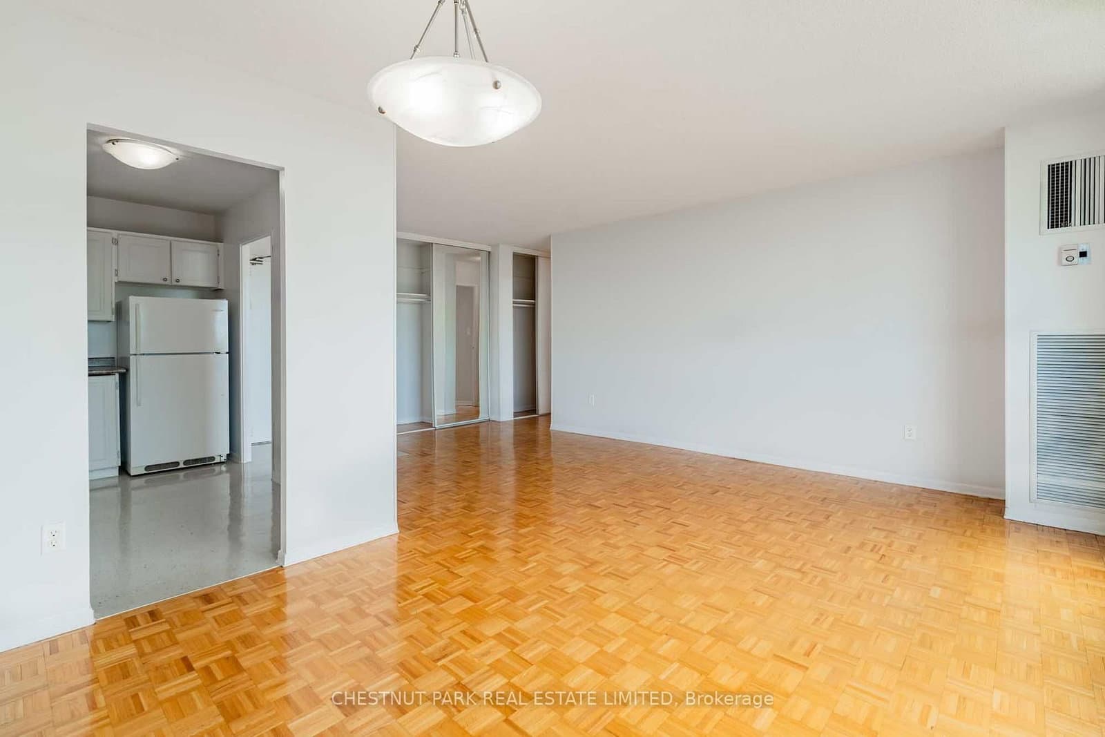 150 Lakeshore Road W, Unit 1412 thumbnail 8