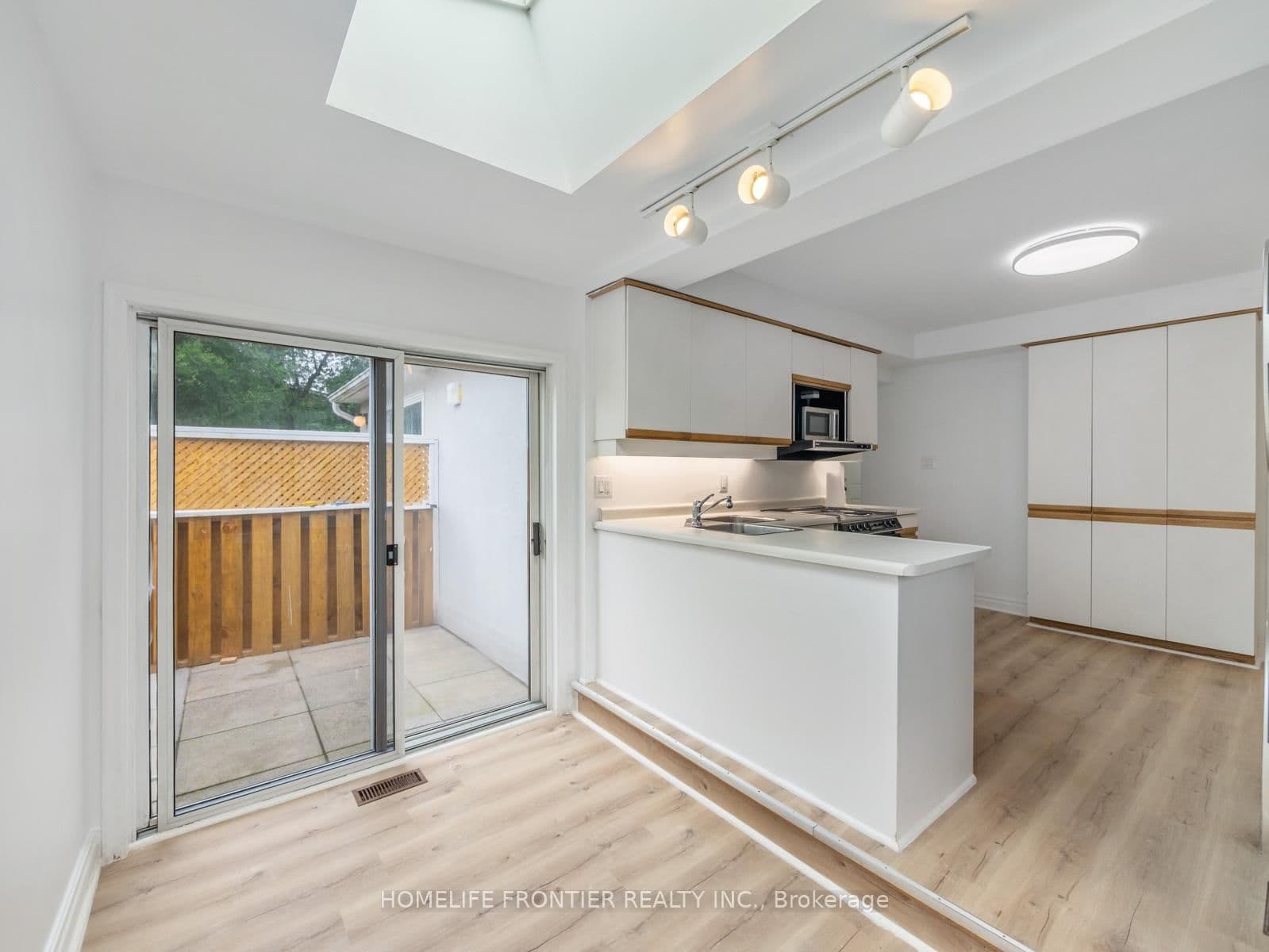 12 Gibson Avenue, Unit 2 thumbnail 8
