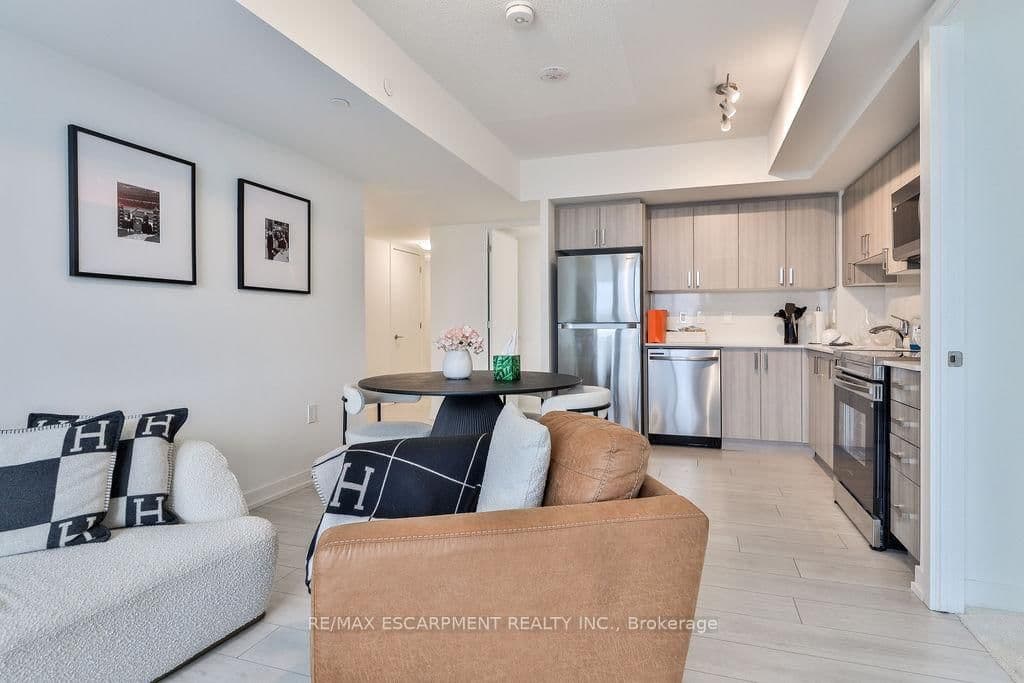 556 Marlee Avenue, Unit 606 thumbnail 13