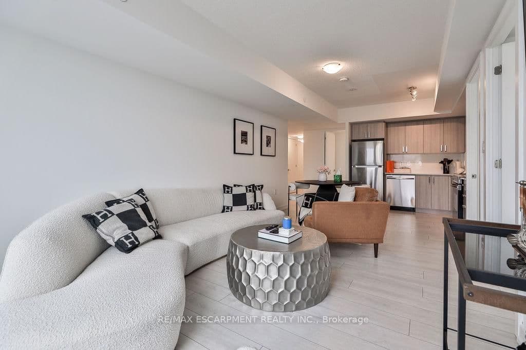 556 Marlee Avenue, Unit 606 thumbnail 21