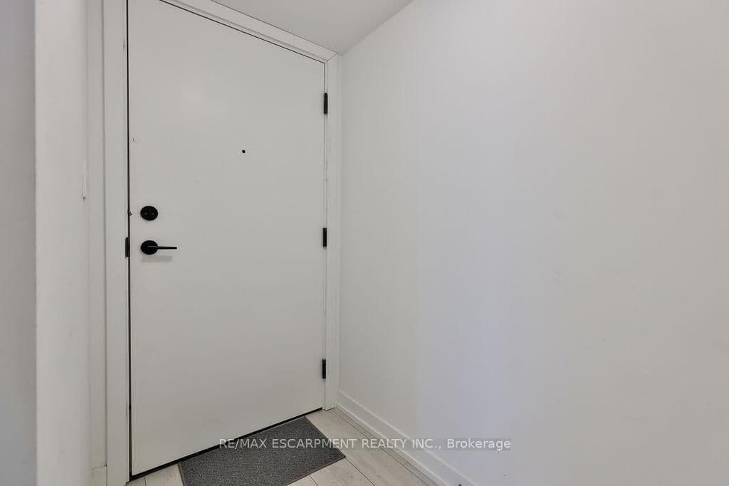 556 Marlee Avenue, Unit 606 thumbnail 4