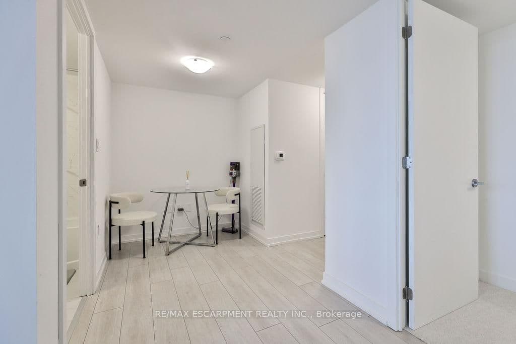 556 Marlee Avenue, Unit 606 thumbnail 8
