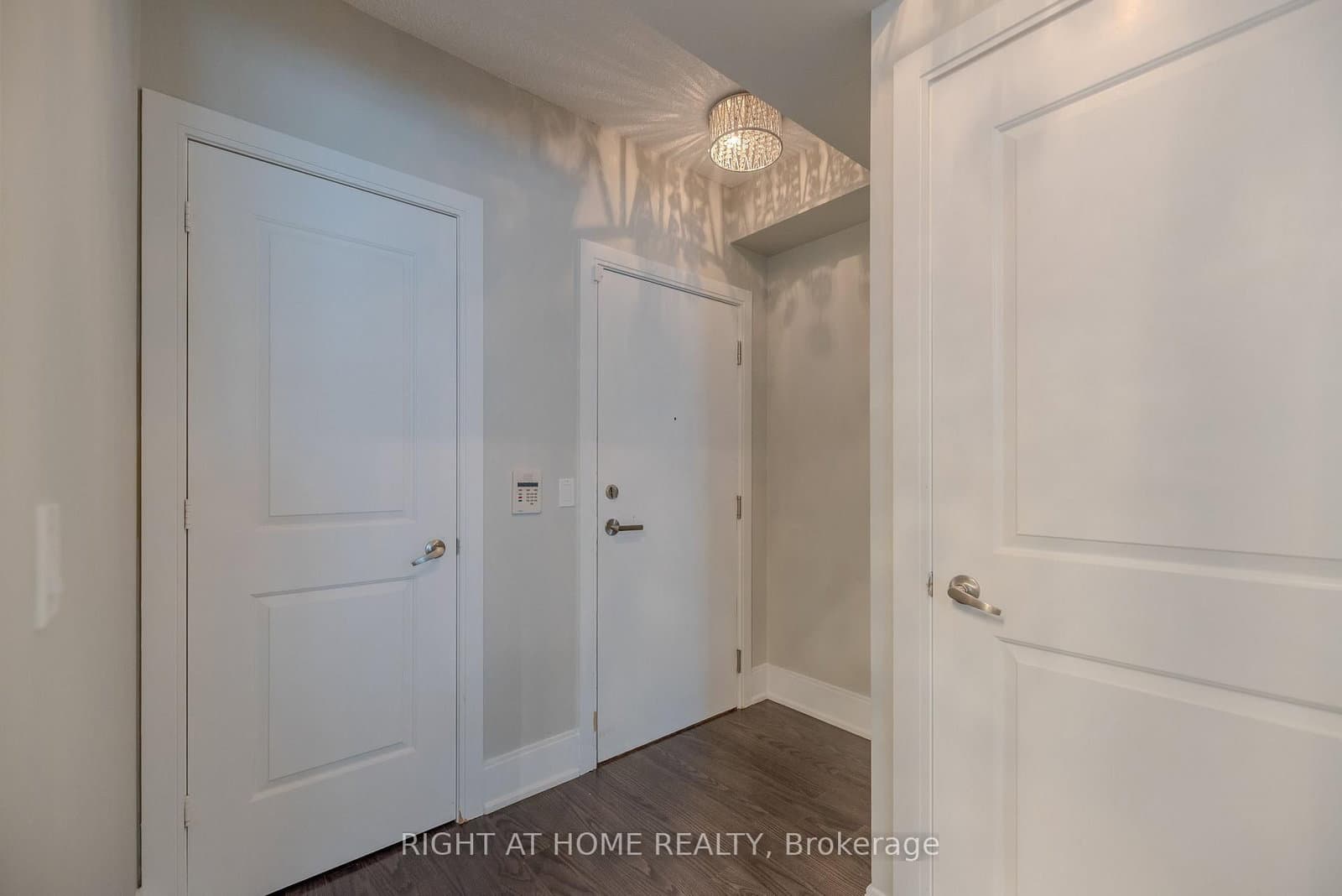 330 Burnhamthorpe Road W, Unit 1409 thumbnail 4