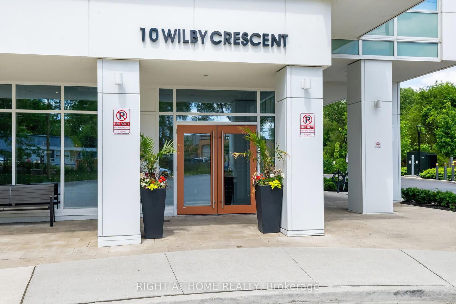10 Wilby Crescent, Unit 807 thumbnail 2