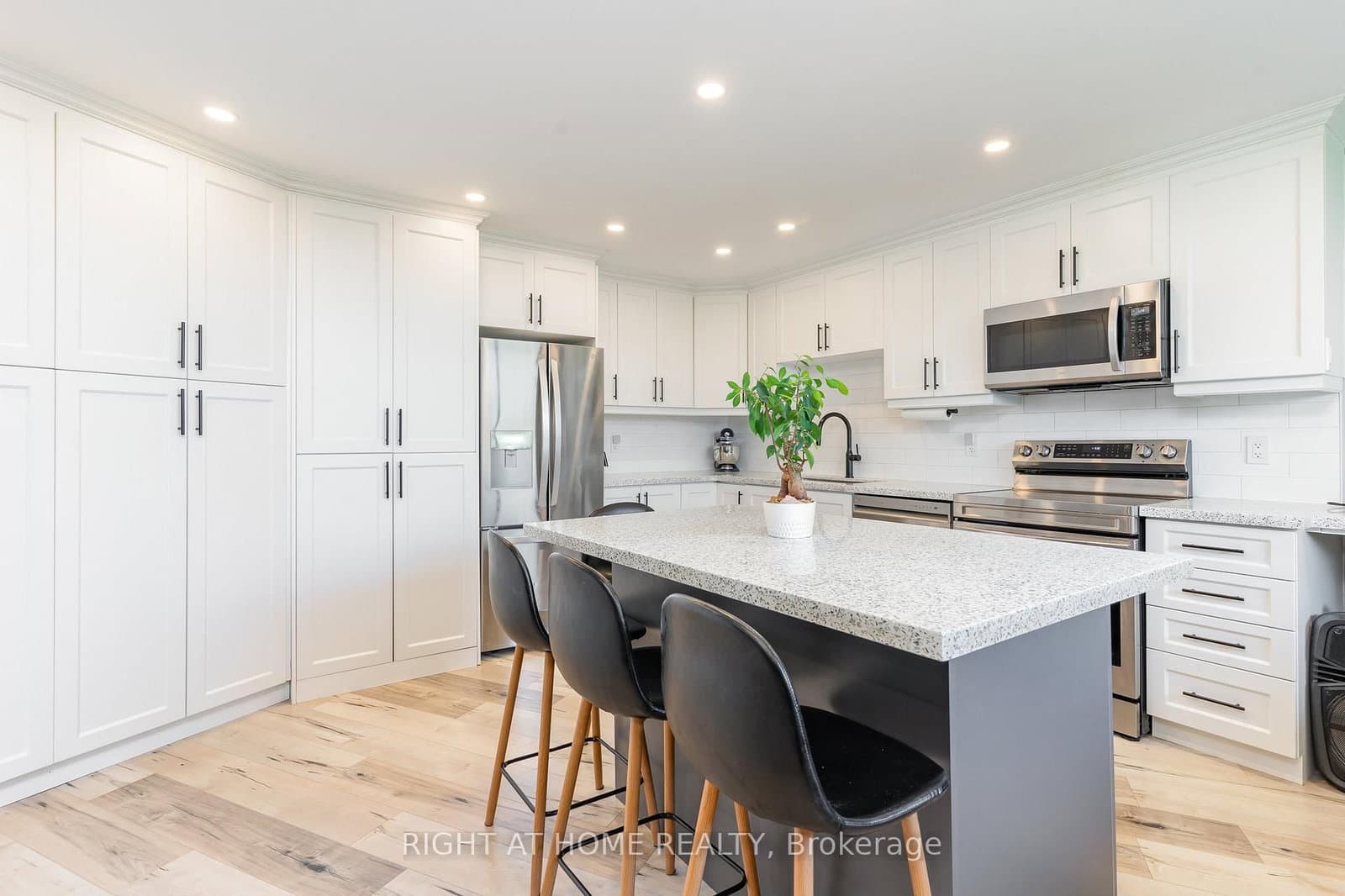 530 Lolita Gardens, Unit 505 thumbnail 2