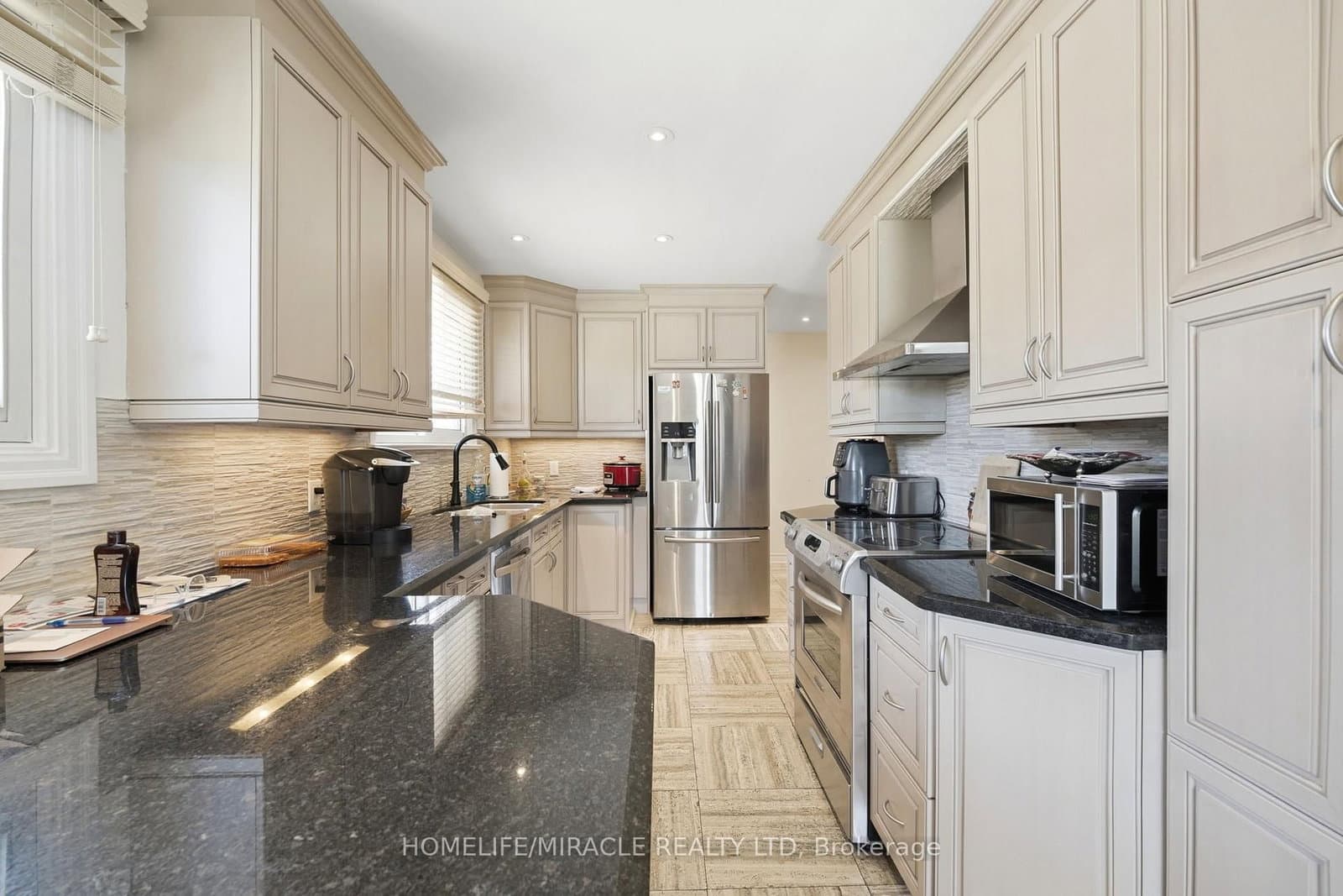 1585 Coram Crescent thumbnail 10