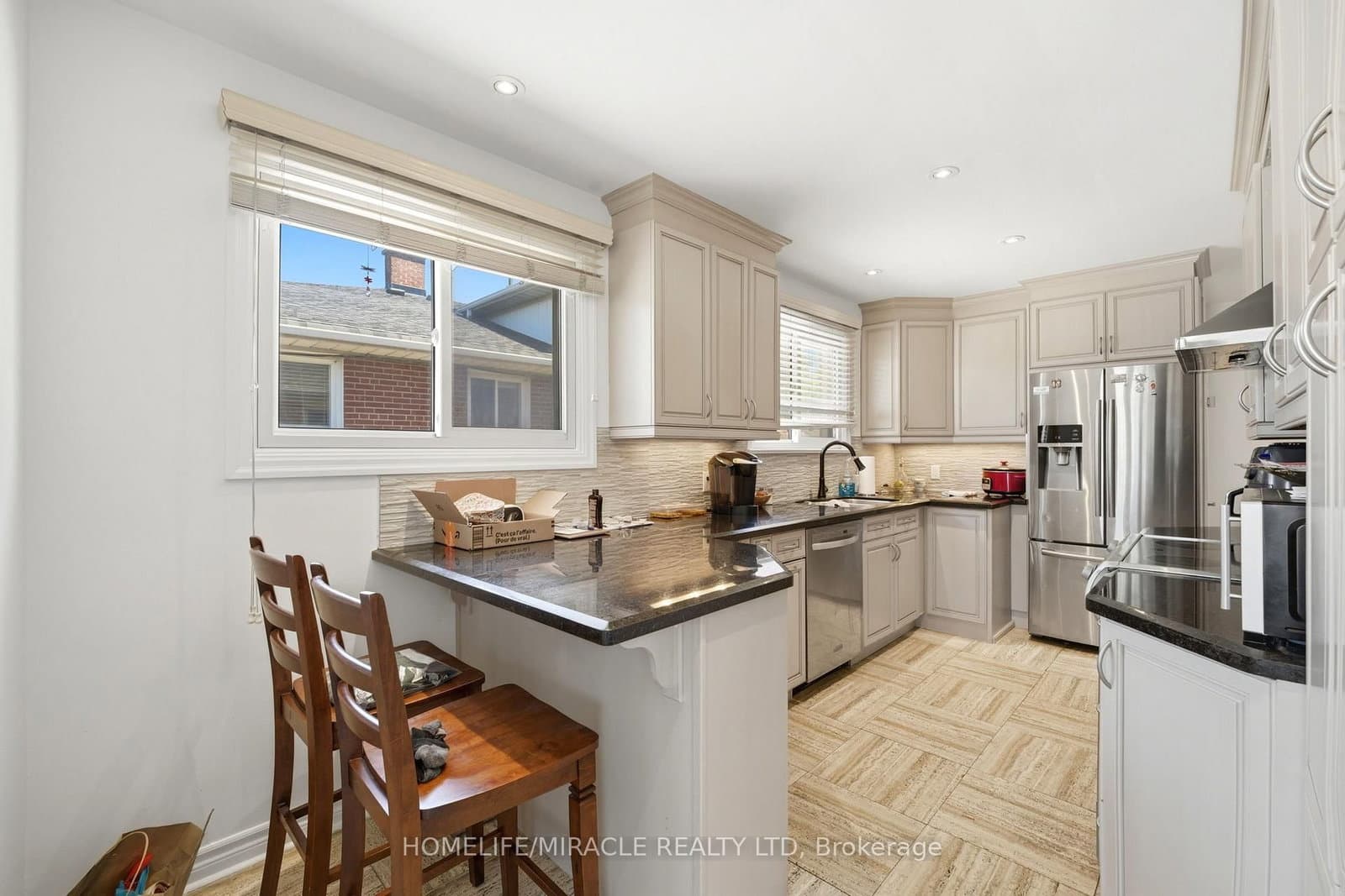 1585 Coram Crescent thumbnail 11