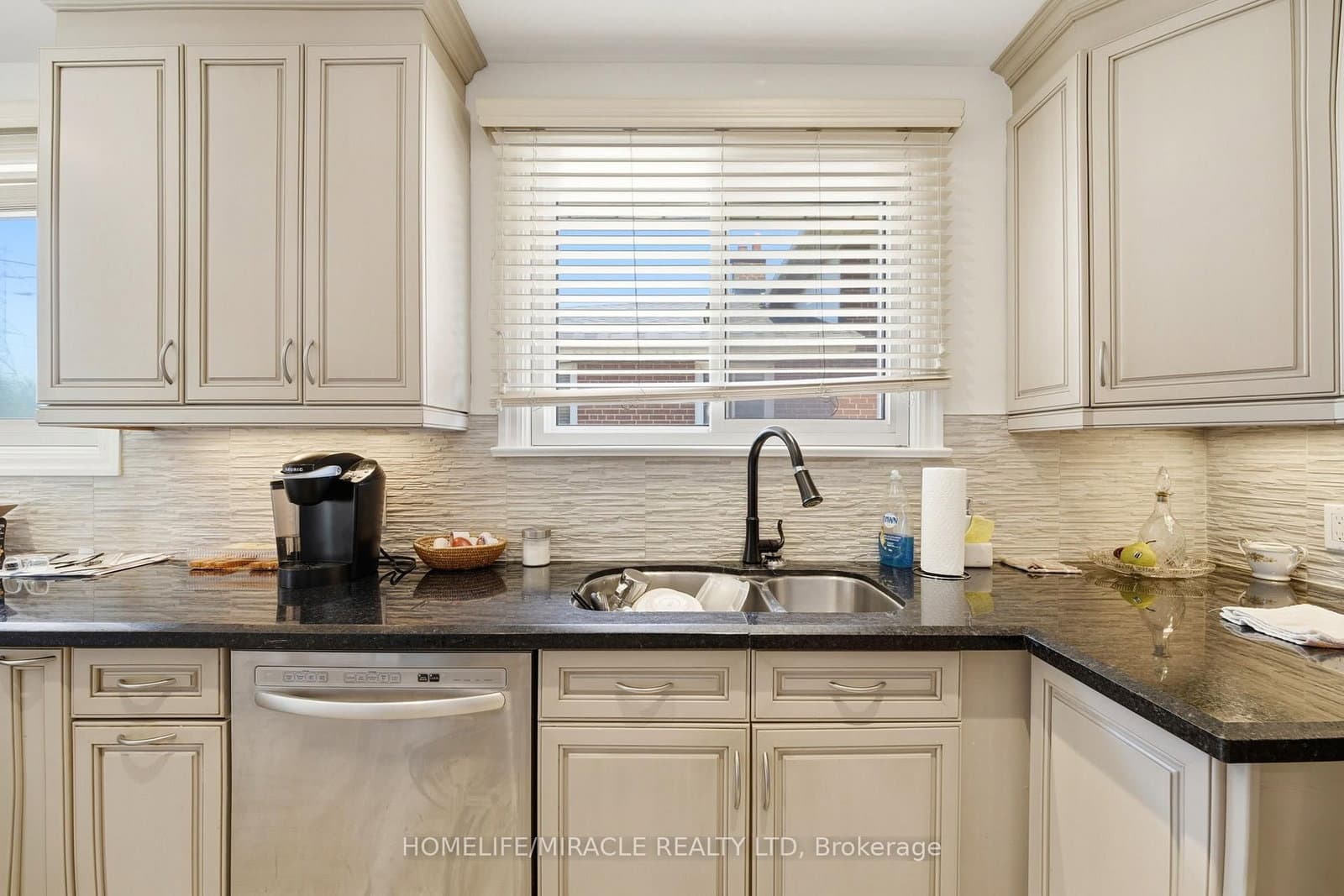 1585 Coram Crescent thumbnail 15