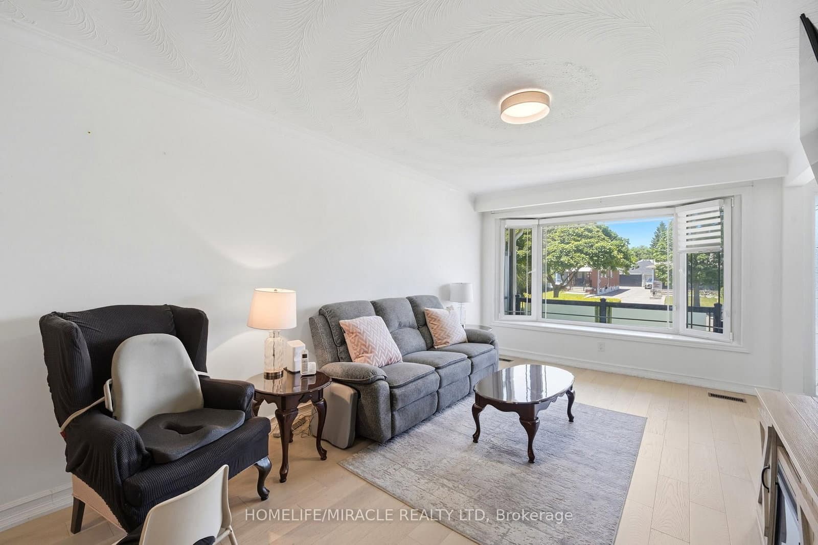 1585 Coram Crescent thumbnail 9
