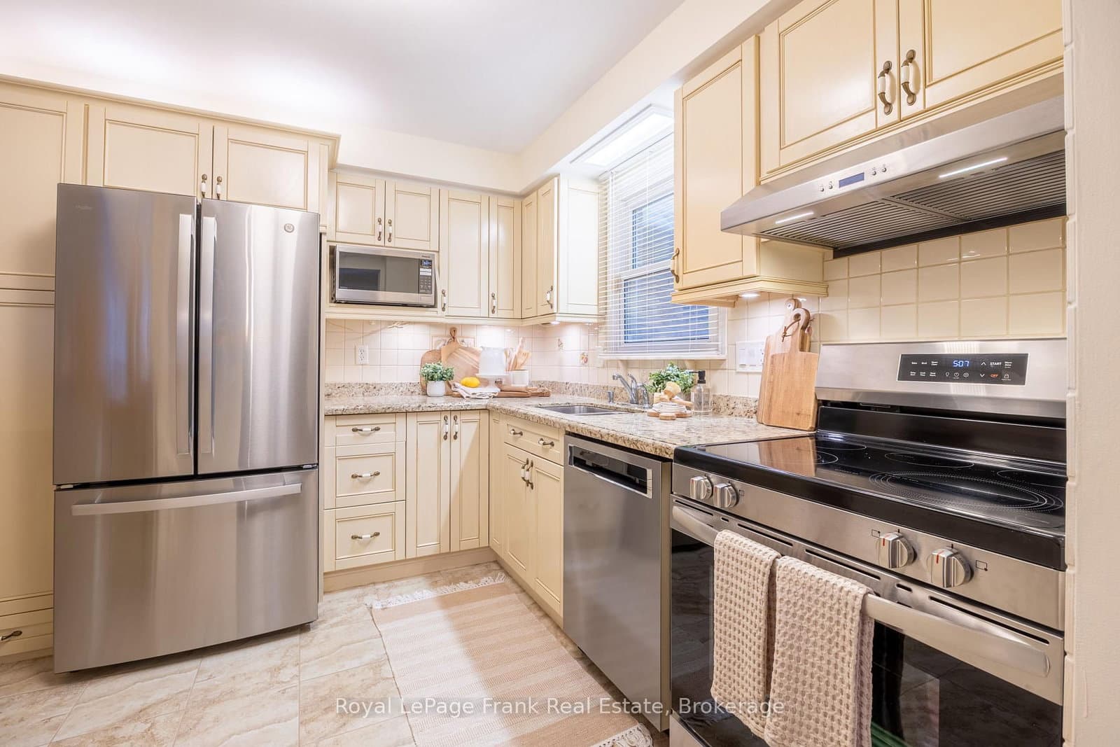 385 THE EAST MALL, Unit 23 thumbnail 11