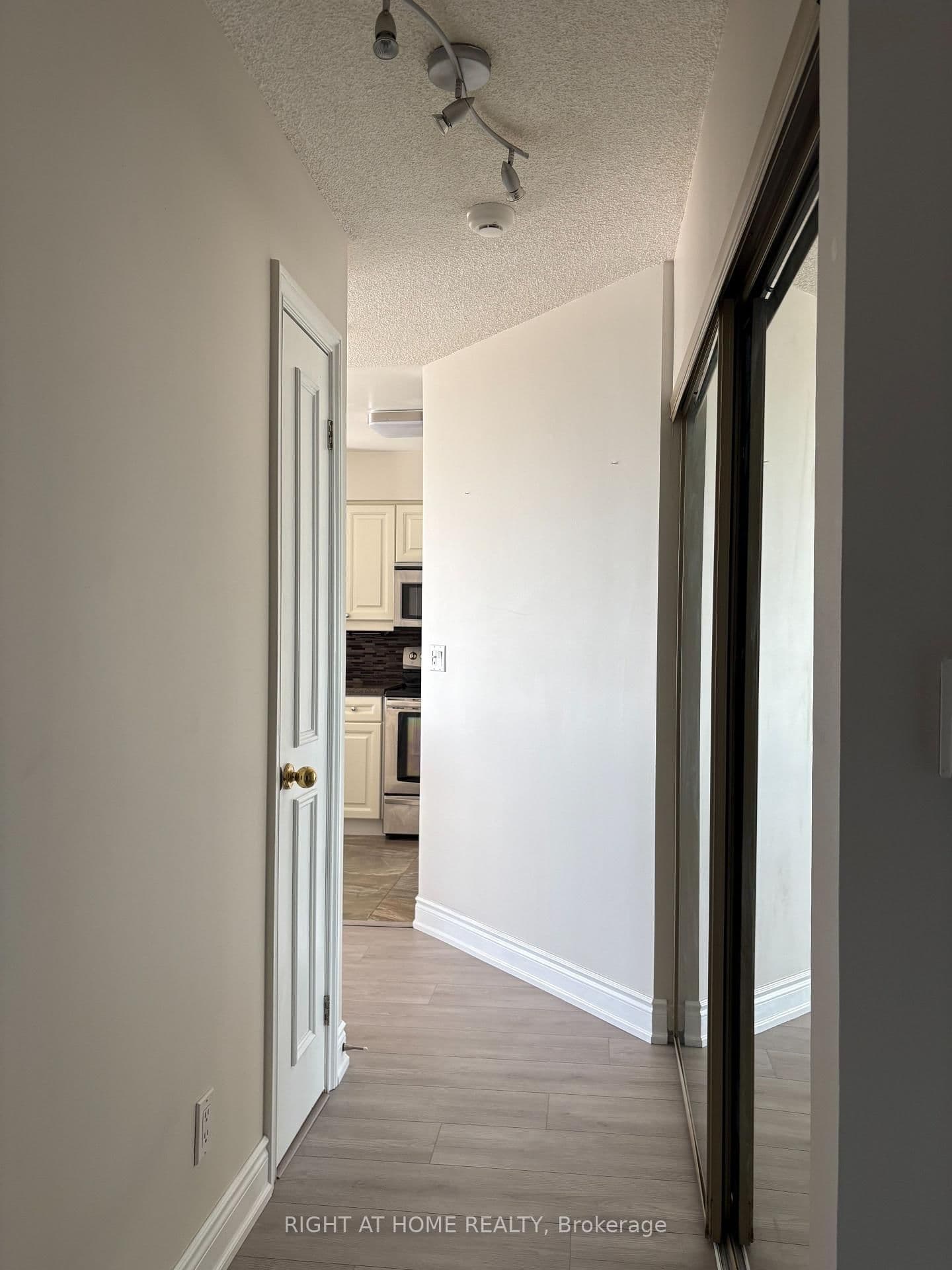 1 Palace Pier Court, Unit # 1812 thumbnail 10