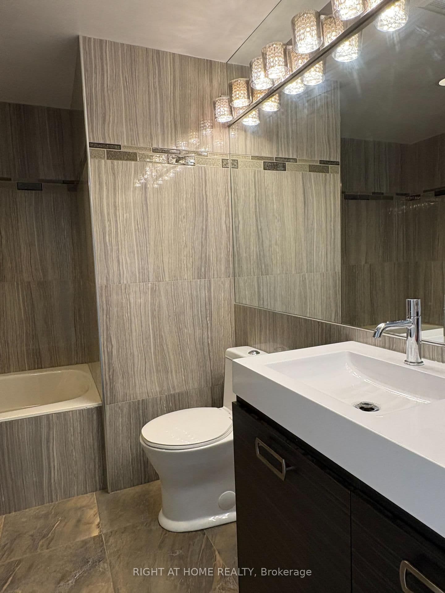 1 Palace Pier Court, Unit # 1812 thumbnail 12