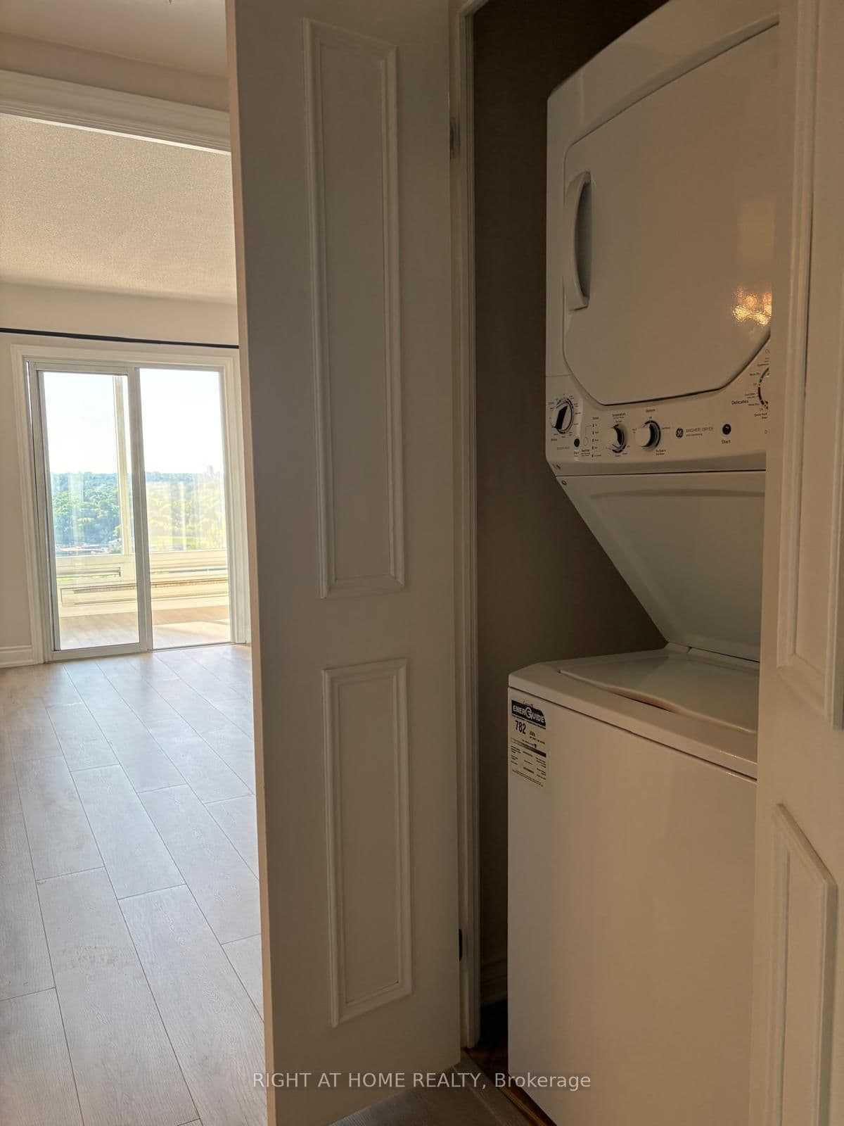 1 Palace Pier Court, Unit # 1812 thumbnail 13