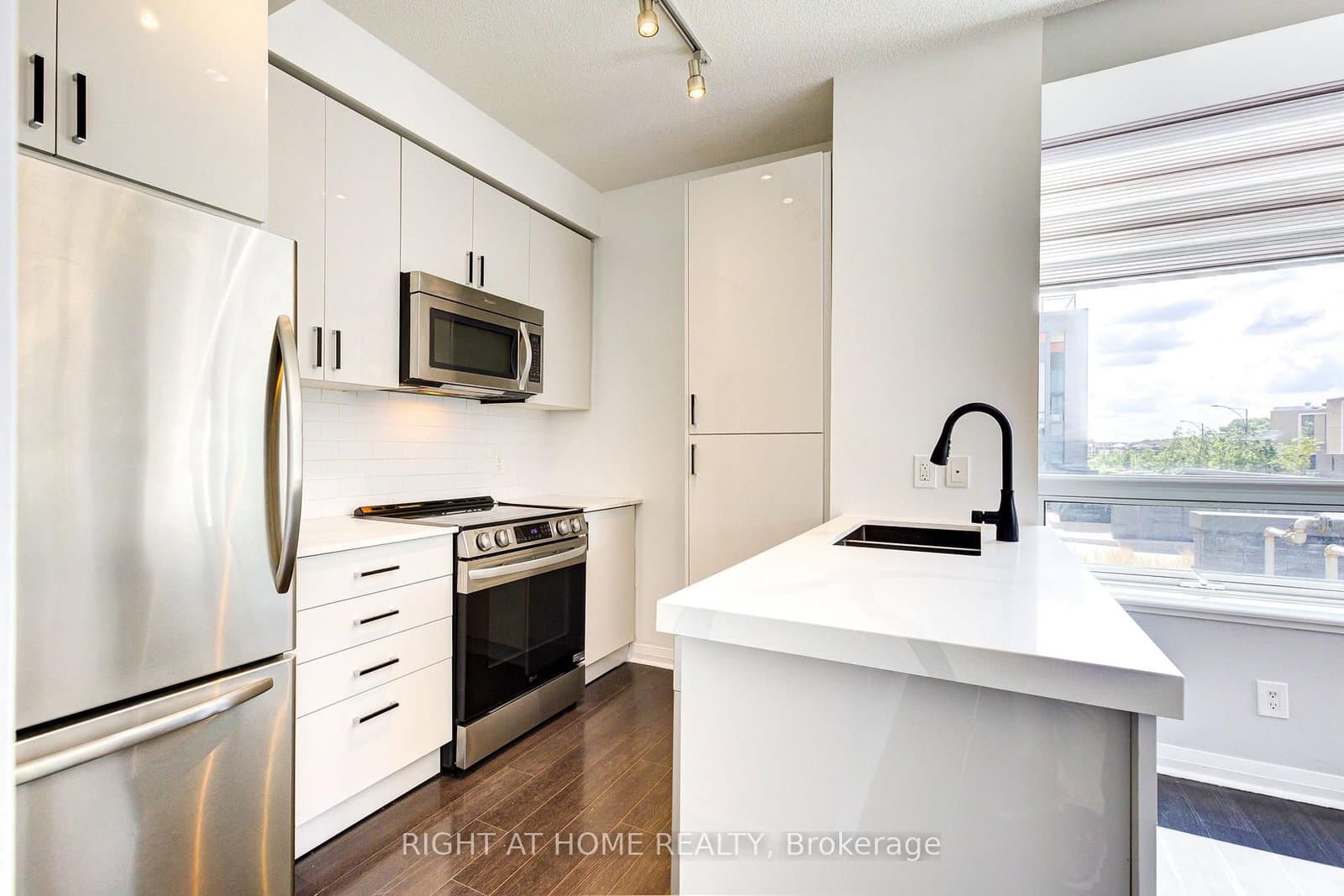 55 Eglinton Avenue W, Unit 101 thumbnail 10