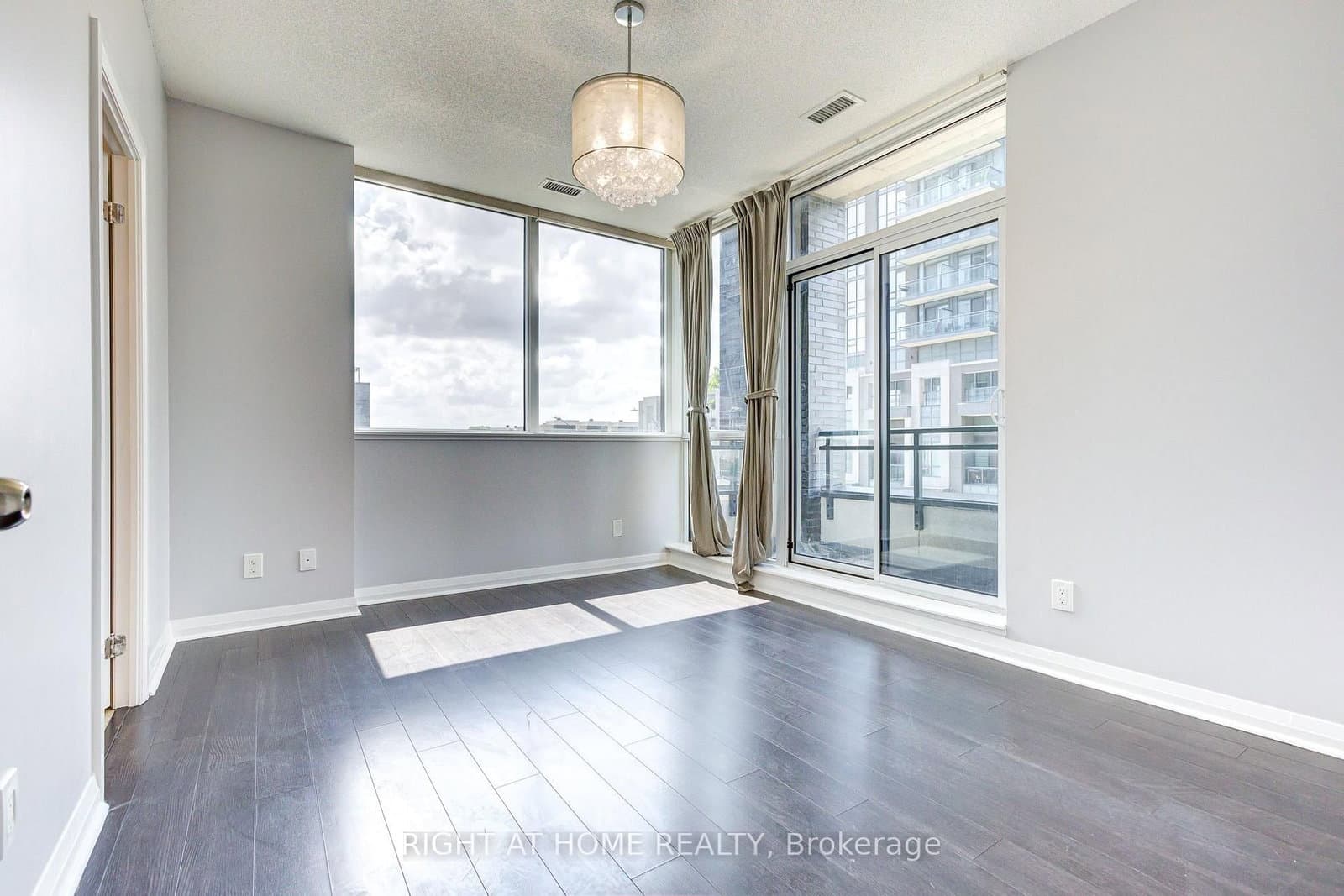 55 Eglinton Avenue W, Unit 101 thumbnail 17