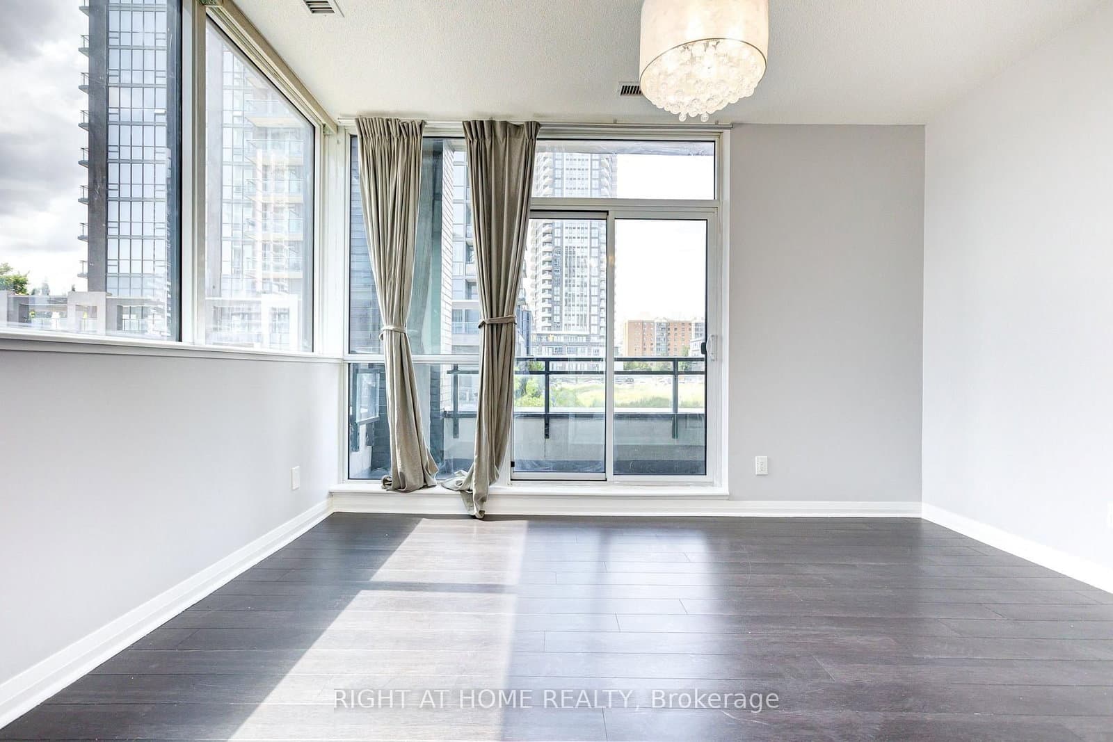 55 Eglinton Avenue W, Unit 101 thumbnail 18