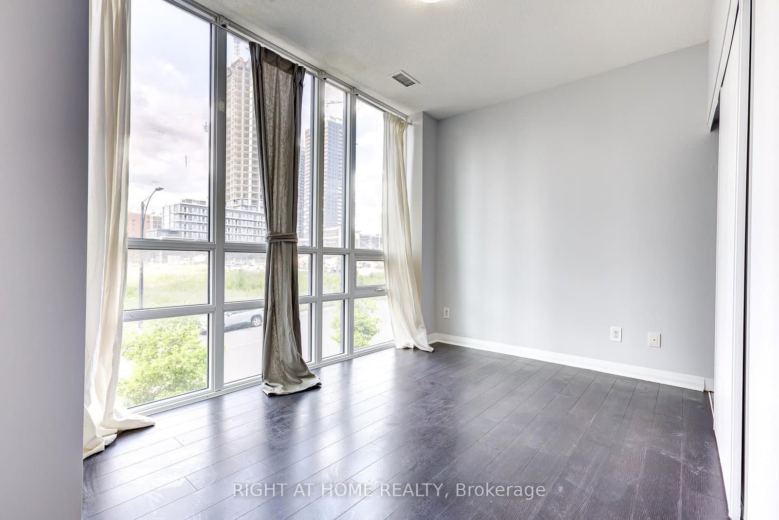 55 Eglinton Avenue W, Unit 101 thumbnail 21