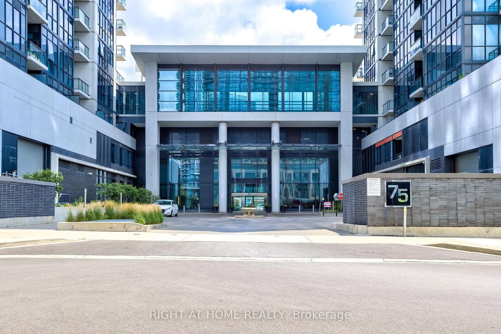 55 Eglinton Avenue W, Unit 101 thumbnail 4