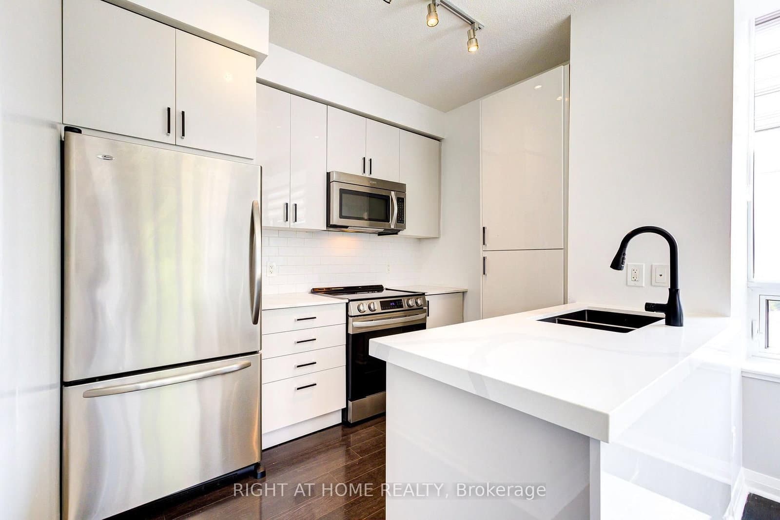 55 Eglinton Avenue W, Unit 101 thumbnail 9