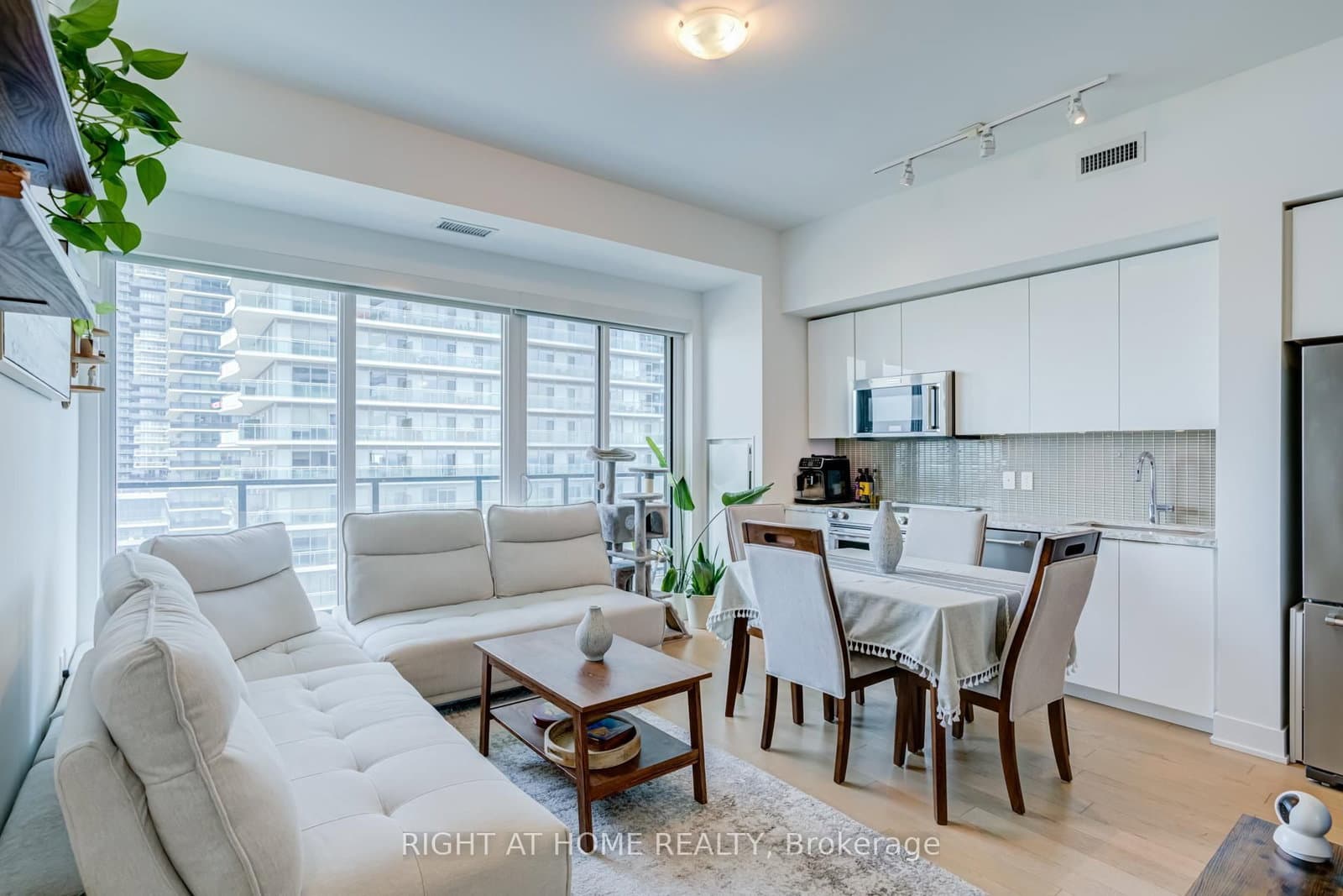 30 Shore Breeze Drive, Unit 1413 thumbnail 13