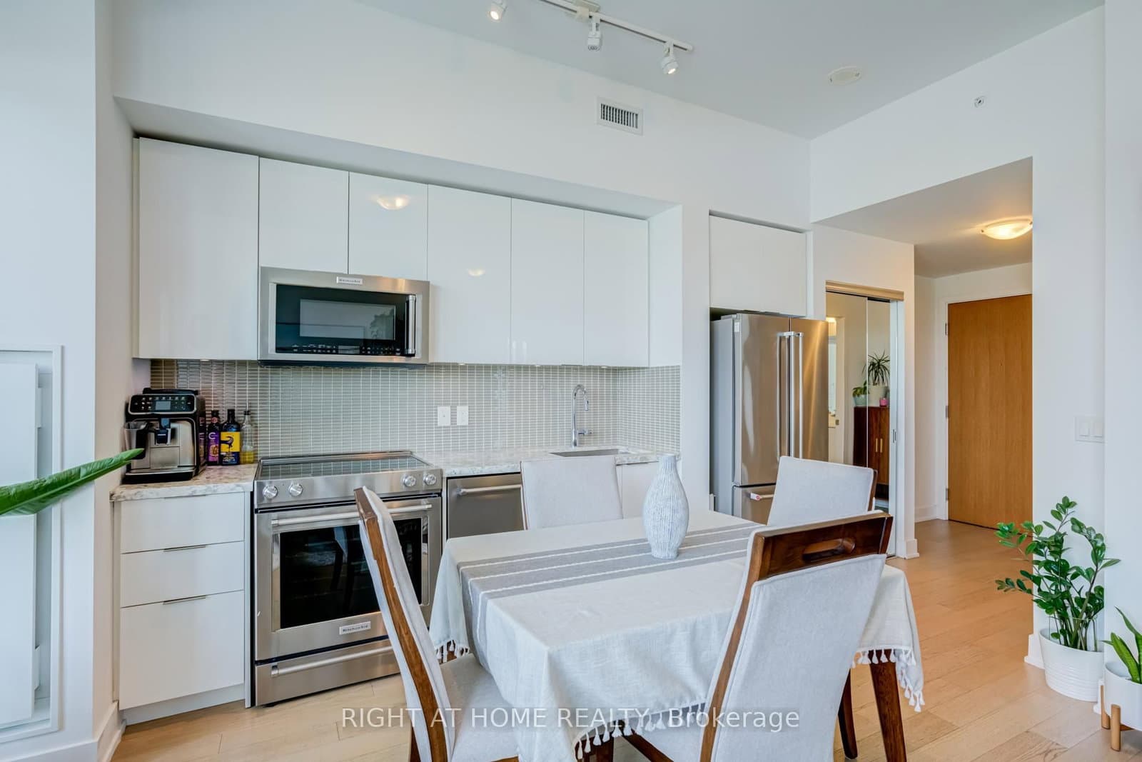 30 Shore Breeze Drive, Unit 1413 thumbnail 18