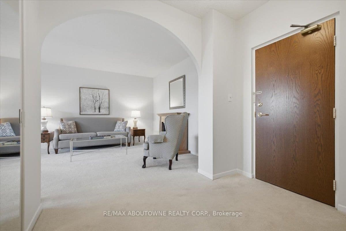 5250 Lakeshore Road, Unit 401 thumbnail 3