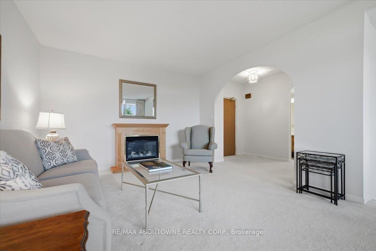 5250 Lakeshore Road, Unit 401 thumbnail 5