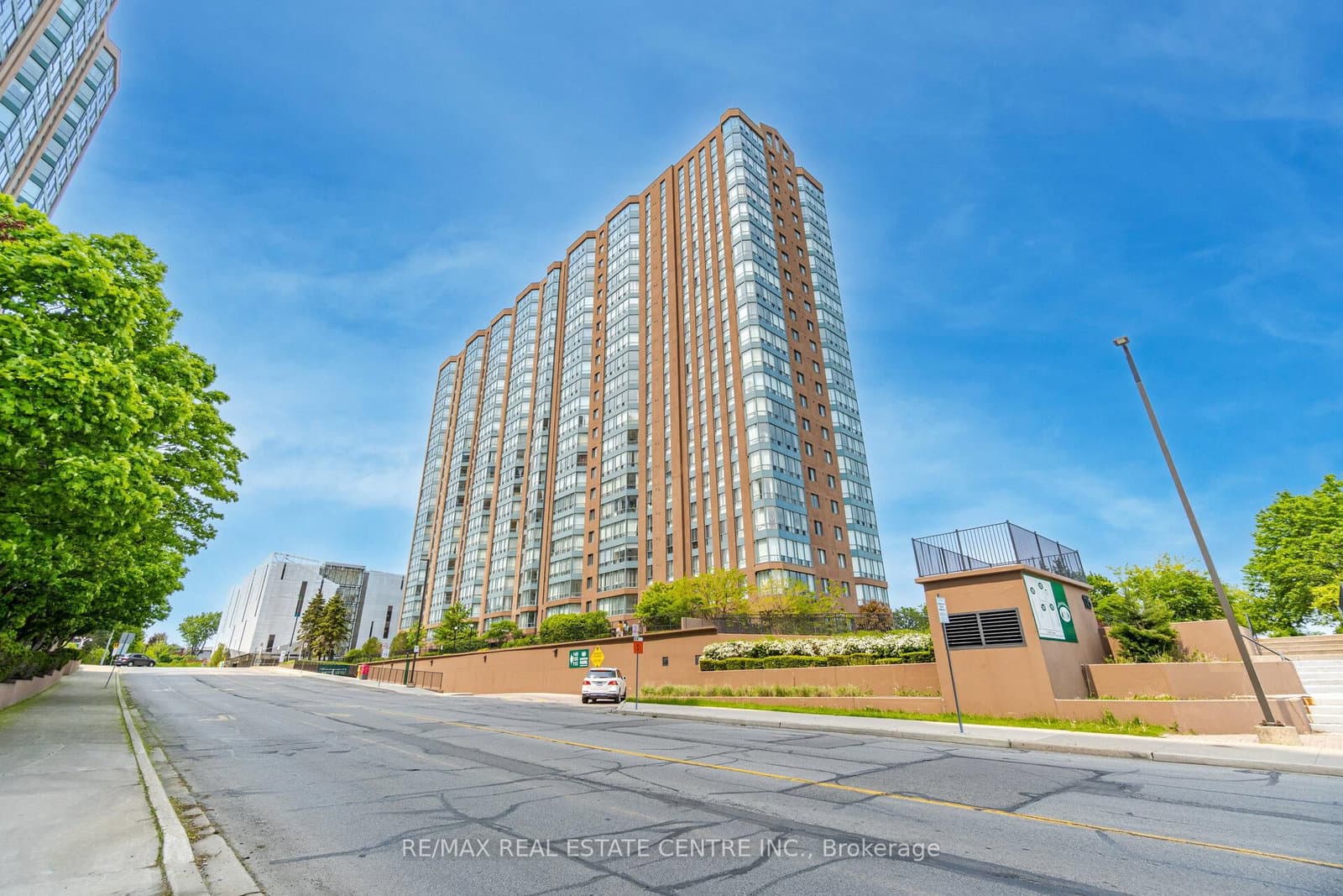 #811 - 115 Hillcrest Avenue