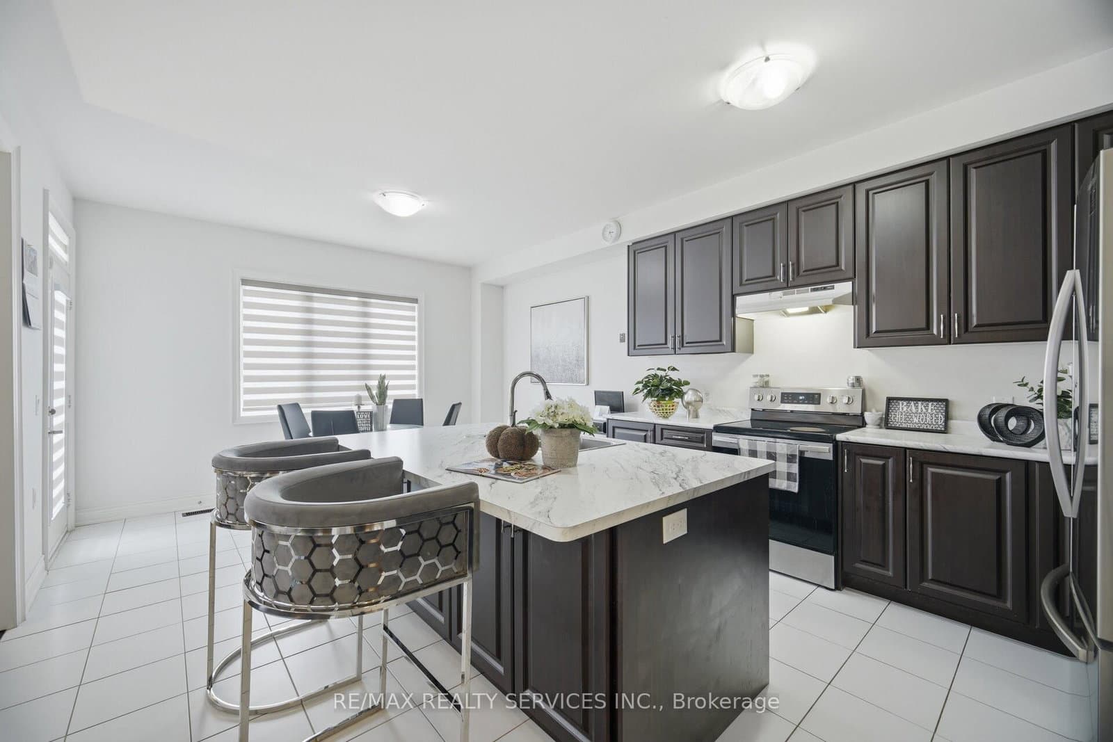585 Dougall Avenue thumbnail 13