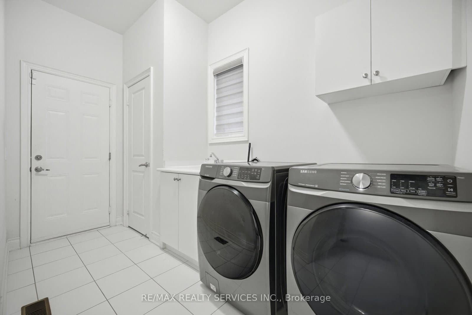 585 Dougall Avenue thumbnail 21