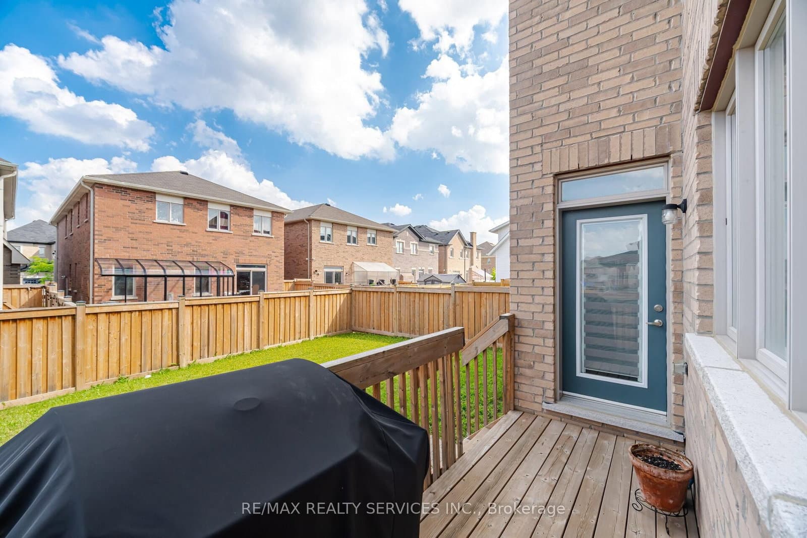 585 Dougall Avenue thumbnail 47