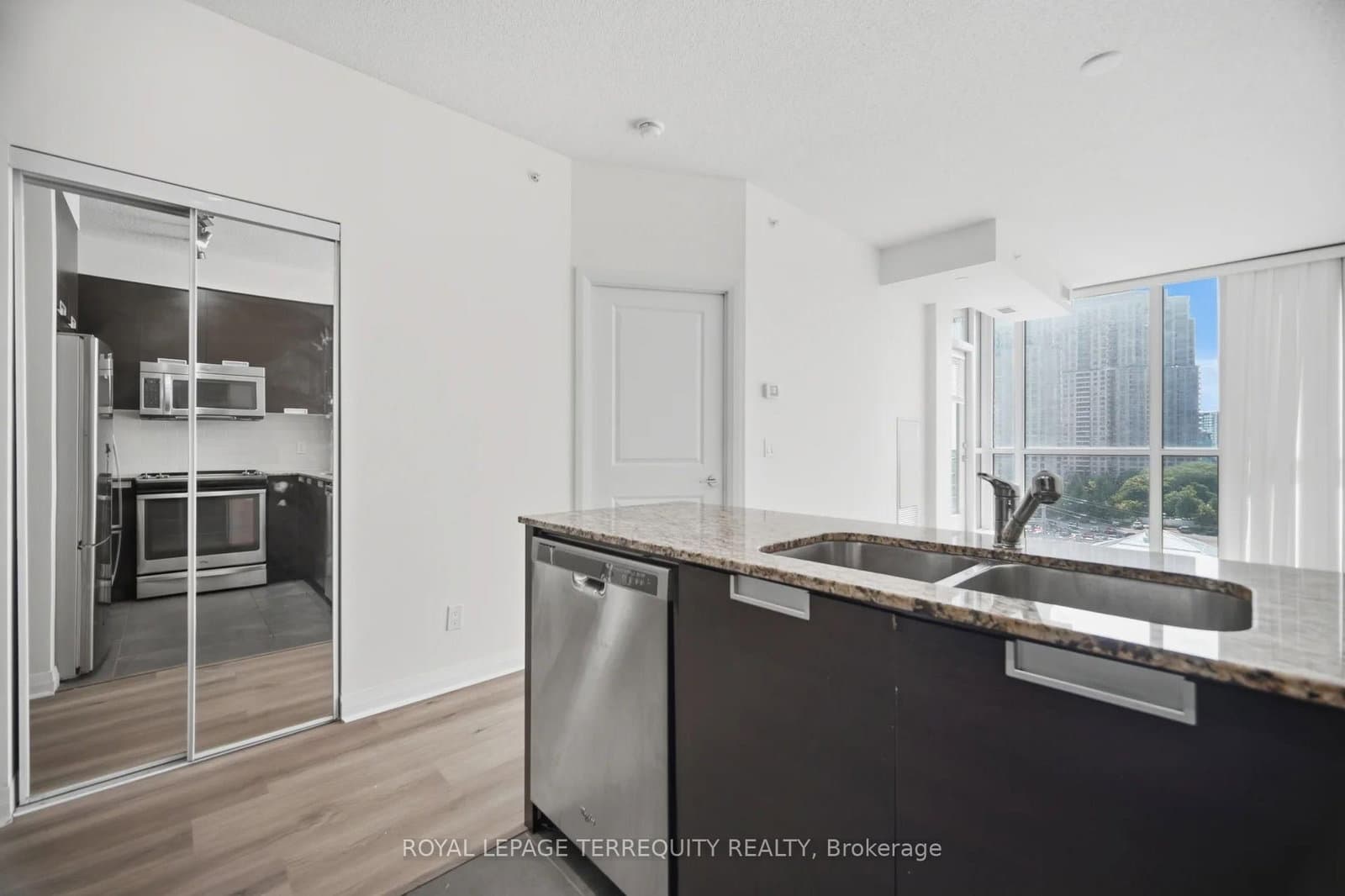 75 Eglinton Avenue W, Unit 703 thumbnail 11
