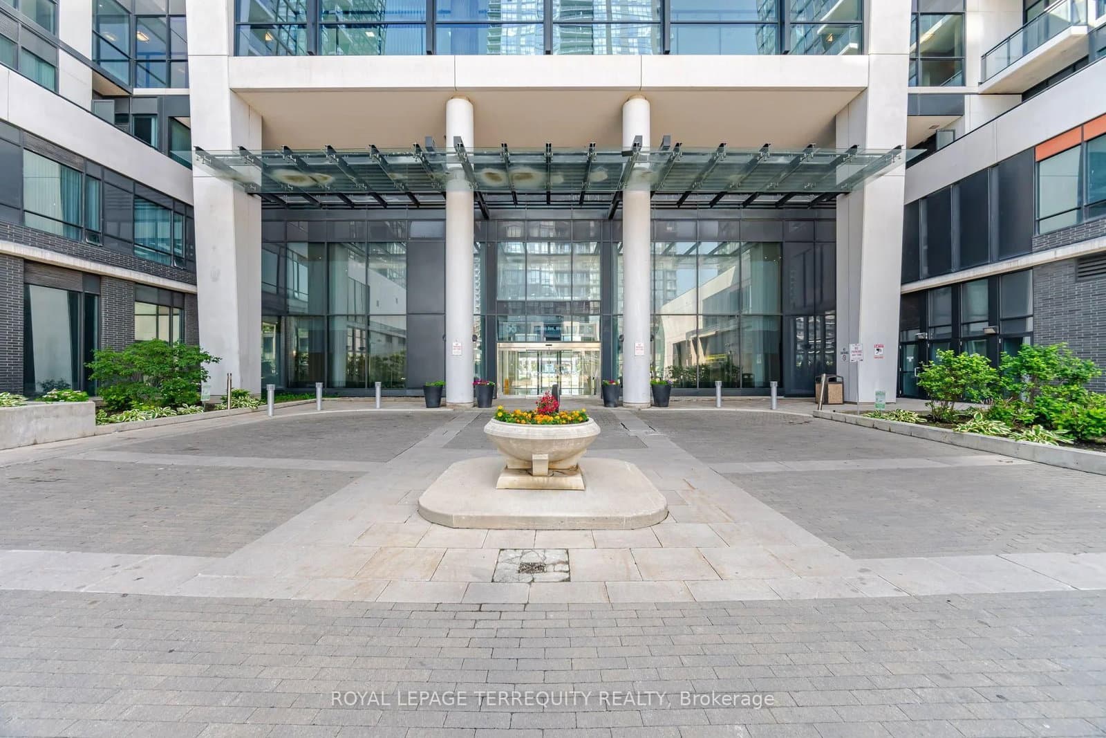 75 Eglinton Avenue W, Unit 703 thumbnail 3