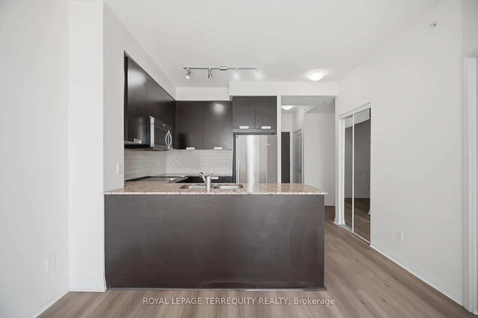 75 Eglinton Avenue W, Unit 703 thumbnail 9
