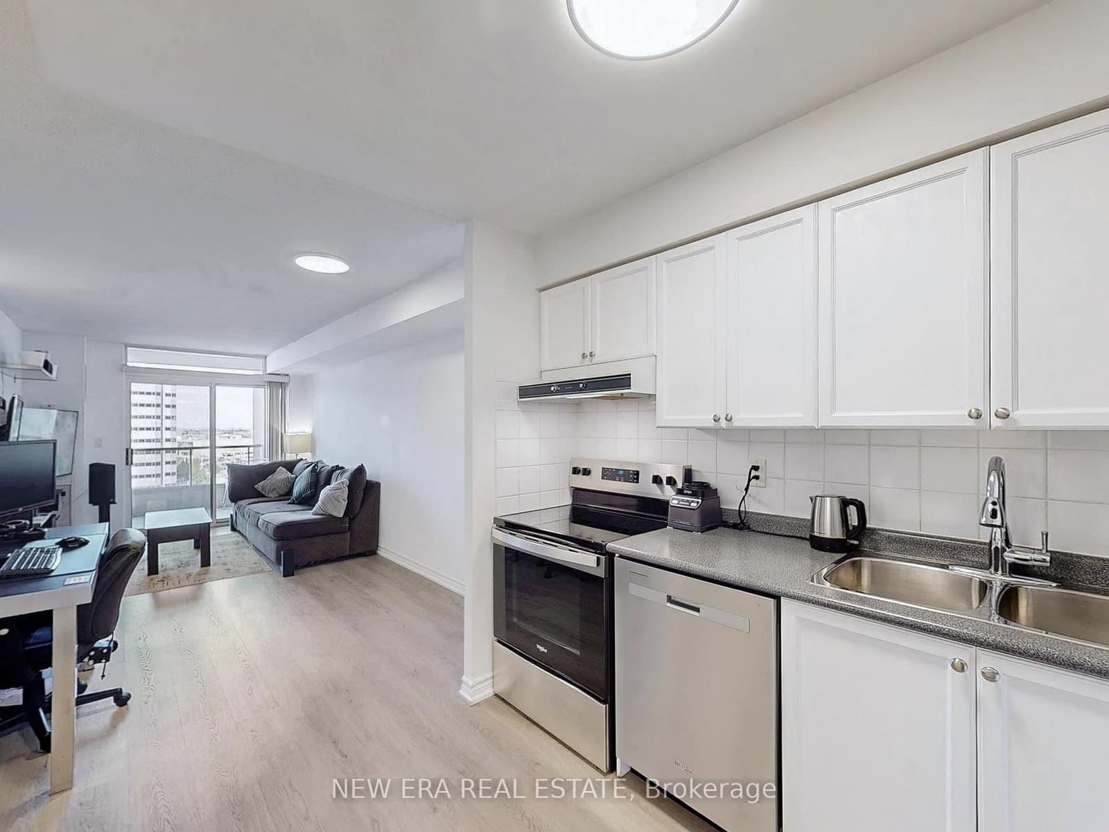 3888 Duke Of York Boulevard, Unit 923 thumbnail 8