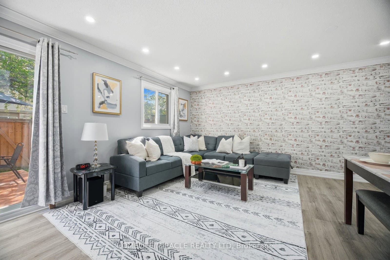57 Hansen Road N, Unit 16 thumbnail 11