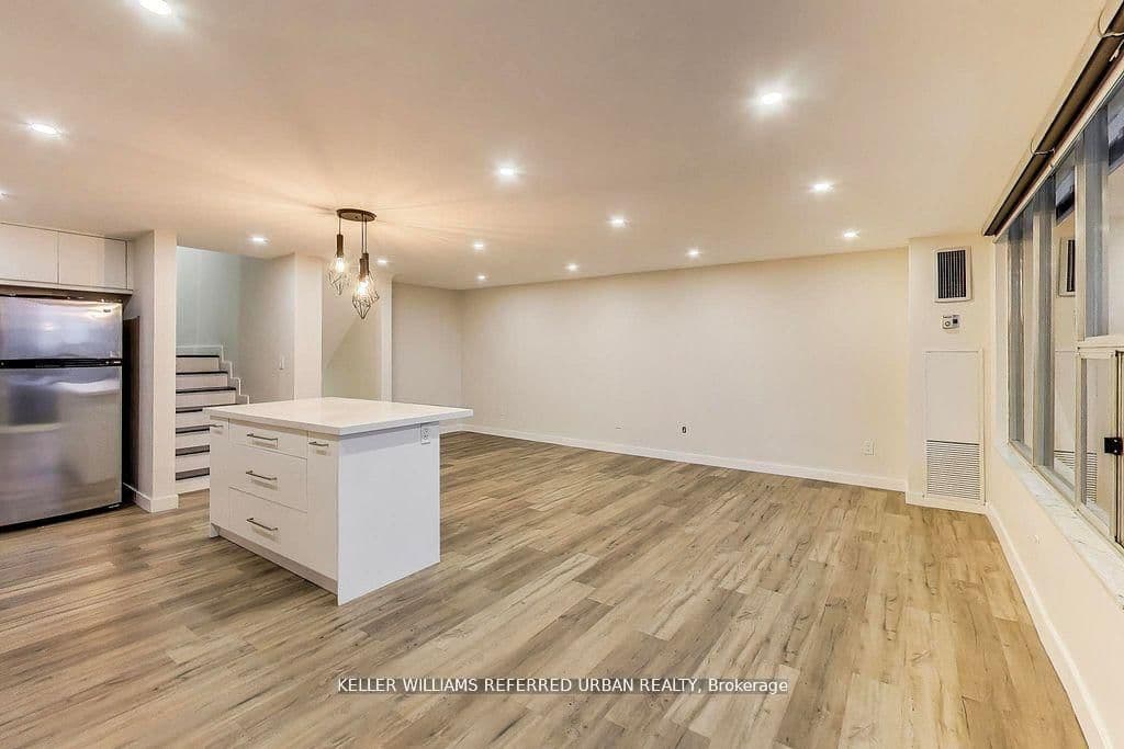 11 Wincott Drive, Unit 1215 thumbnail 3