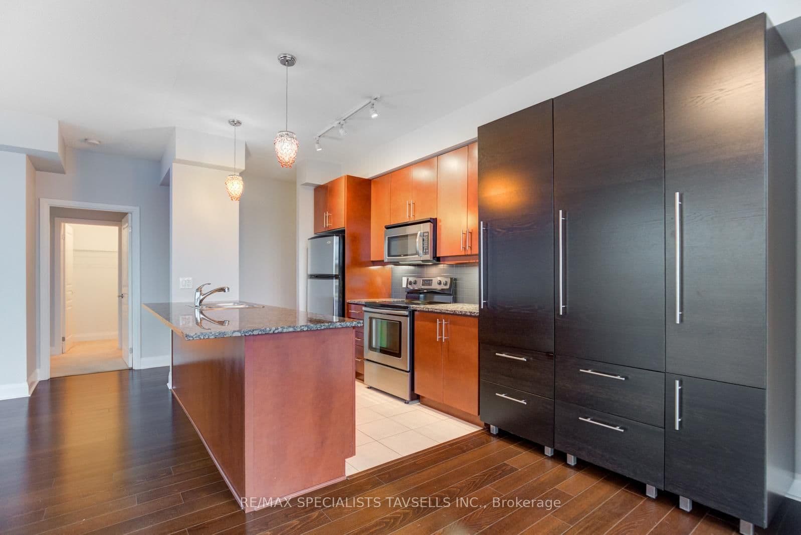 1 Hurontario Street, Unit 304 thumbnail 10