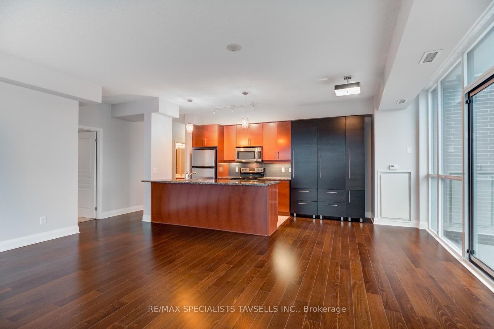 1 Hurontario Street, Unit 304 thumbnail 12