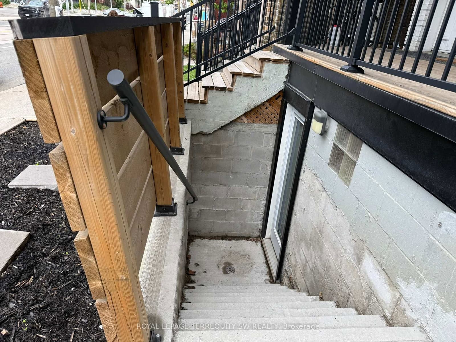 2134 Dundas Street W, Unit Unit 1 Lower thumbnail 3