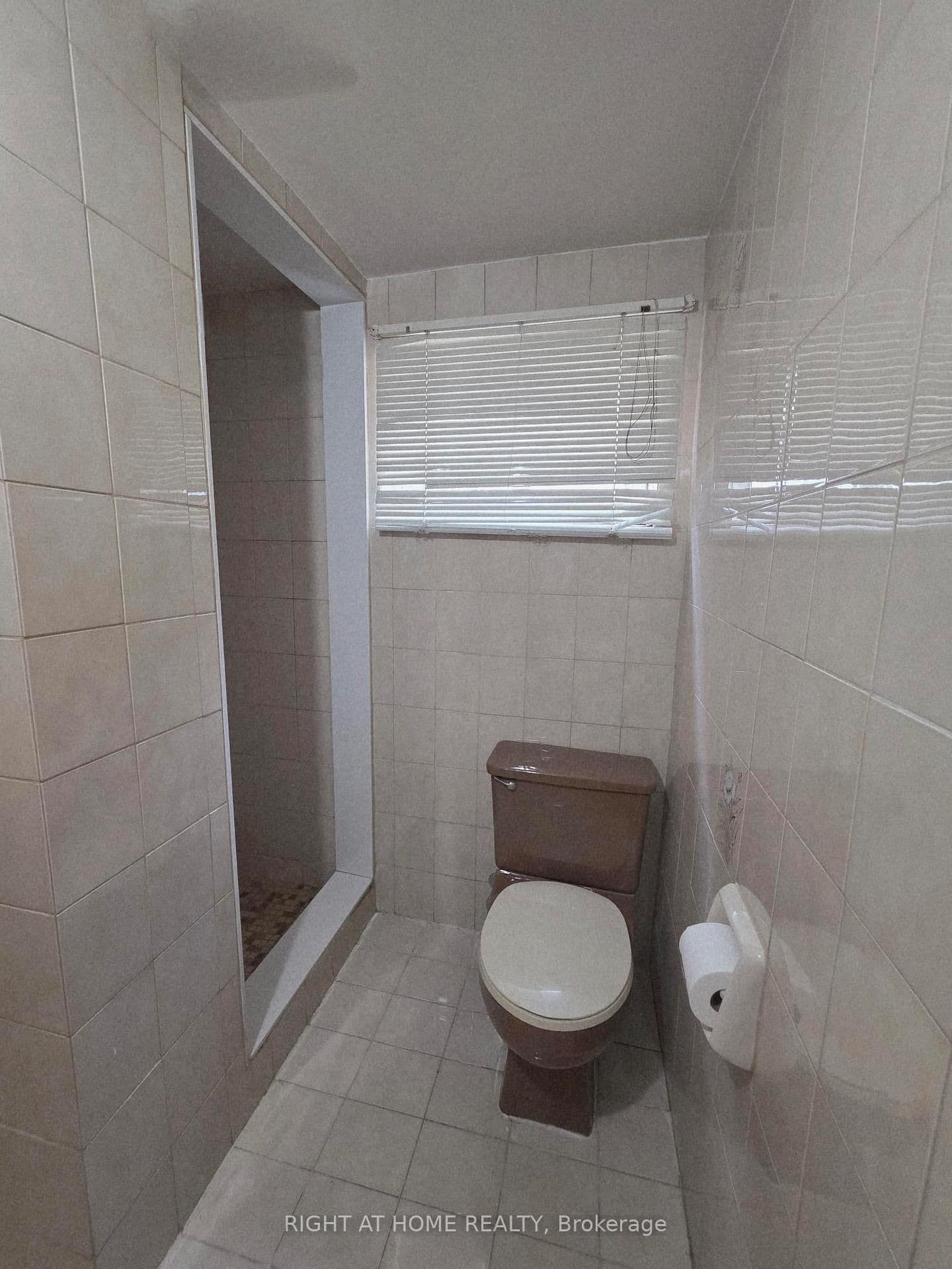 252 Maple Leaf Drive, Unit Lower thumbnail 16