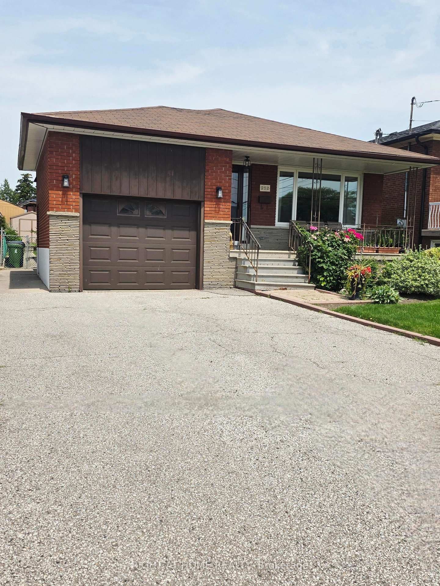 252 Maple Leaf Drive, Unit Lower thumbnail 2