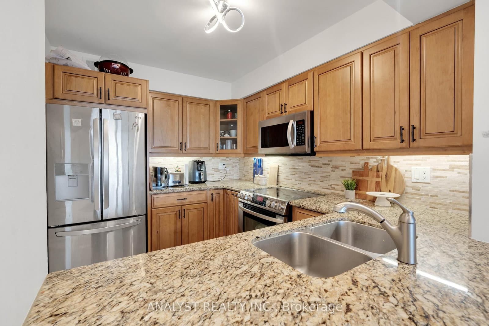 50 Eglinton Avenue W, Unit 909 thumbnail 11